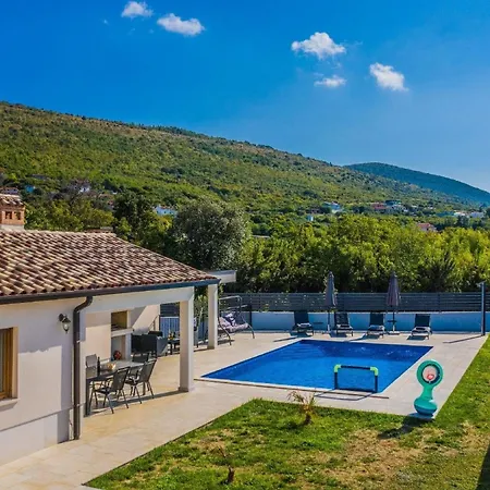 Brandneue Vanda Mit Privatem Pool لابين