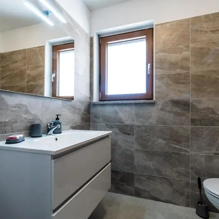 بيت للعطل Brandneue Vanda Mit Privatem Pool *